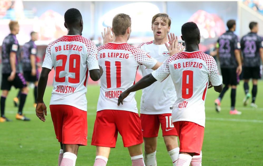 举足轻重的 举足轻重的